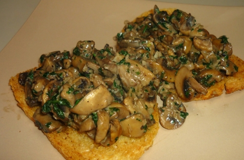 champignons de paris,pain,echalote,ail,persil,crème liquide,vinaigre balsamique,cognac