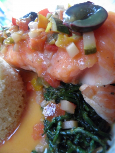 saumon,gamba's,salicorne,tomate,poivron jaune,courgette,raisins bleux,bière framboise,orange,fumet de poisson,couscous
