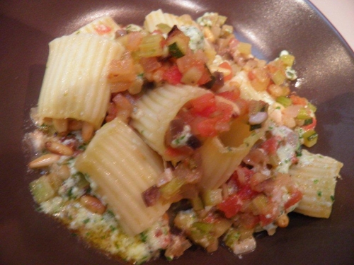 tomates,aubergine,courgette,céleri vert,oignon,ail,origan,paccheri,pâtes,chèvre frais,ricotta fraîche,parmesan,piment d'espelette,roquette,basilic,menthe,coriandre,estragon,pignons de pin