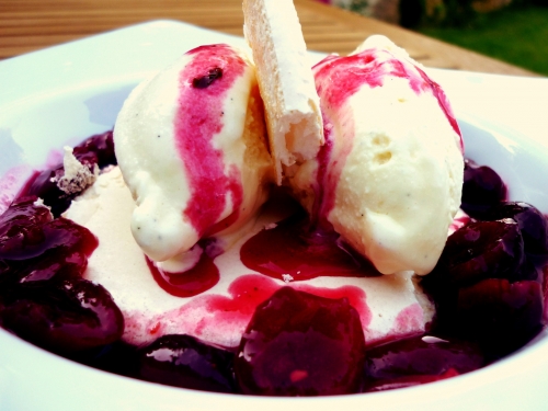 lait,beurre,crème,sucre,oeufs,vanille,cerises,citron,menthe,piment d'espelette,cannelle,kirsch,coulis de framboises,framboises,maïzena