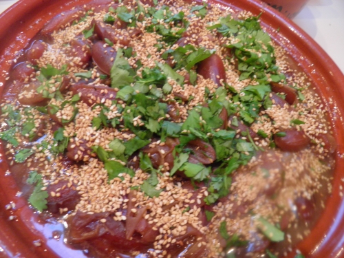 canard,cuisses de canard confites,oignons rouges,cannelle,fond de volaille,vinaigre de xérès,miel,dattes,coriandre,sésame grillé,semoule, cayenne, coriandre en poudre