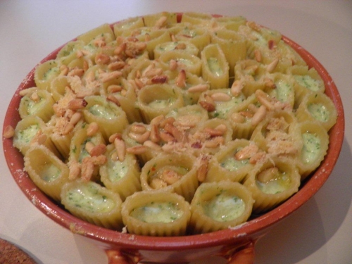 tomates,aubergine,courgette,céleri vert,oignon,ail,origan,paccheri,pâtes,chèvre frais,ricotta fraîche,parmesan,piment d'espelette,roquette,basilic,menthe,coriandre,estragon,pignons de pin