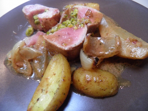 Pistaches, Porc, Filet de Porc, Grenailles, Oignons, Poires, Conférences, Sauge, Fond de Veau, Sirop de Liège, Jambon Fûmé, Herbes de Provence