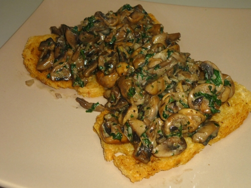 champignons de paris,pain,echalote,ail,persil,crème liquide,vinaigre balsamique,cognac