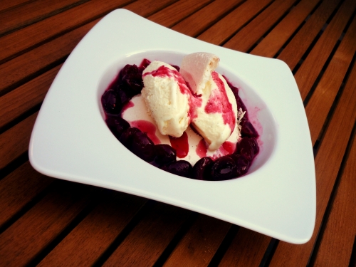 lait,beurre,crème,sucre,oeufs,vanille,cerises,citron,menthe,piment d'espelette,cannelle,kirsch,coulis de framboises,framboises,maïzena