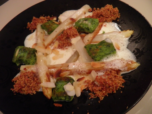 asperges blanches,asperges de malines,jambon ganda,panko,amandes,ail des ours,crème,citron,laurier,farine,parmesan,muscade,beurre clarifié,mimolette
