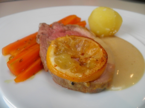 porc,rôtu de porc,porc livar,carotte,céleri,poireau,worcestershire,champignons,jambon fûmé,boscoop,pomme,vin blanc sec,eau de villée,romarin,sauge,fond de veau,moutarde au miel,miel,girofle,citron,crème,maïzena,cumin,jus d'orange,fond de volaille