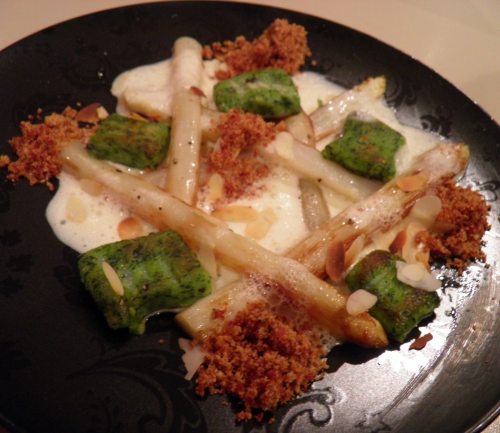 asperges blanches,asperges de malines,jambon ganda,panko,amandes,ail des ours,crème,citron,laurier,farine,parmesan,muscade,beurre clarifié,mimolette