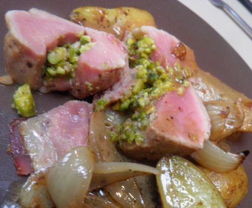 Pistaches, Porc, Filet de Porc, Grenailles, Oignons, Poires, Conférences, Sauge, Fond de Veau, Sirop de Liège, Jambon Fûmé, Herbes de Provence