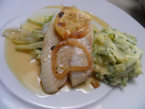 barbue,chicons,granny smith,echalote,vadouvan,noilly prat,citron,céleri,vin blanc,bintjes,pommes de terre,fumet de poisson,beurre,persil,ciboulette