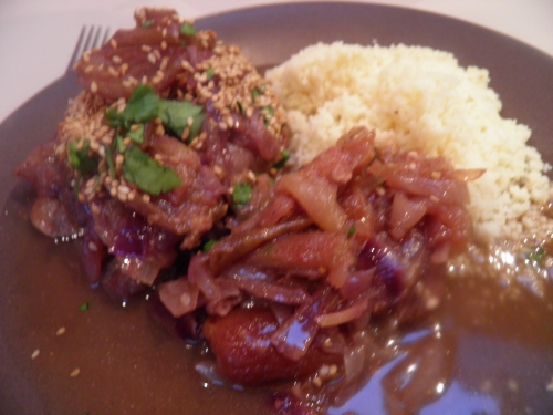 canard,cuisses de canard confites,oignons rouges,cannelle,fond de volaille,vinaigre de xérès,miel,dattes,coriandre,sésame grillé,semoule, cayenne, coriandre en poudre