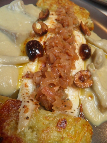 artichauts,bouillon de volaille,fenouil,crème epaisse,soles,artichauts poivrade,olives noires,citron,oignons roses,estragon,vinaigre de sherry,aubergine,tapenade d'olives noires,basilic,pommes de terre