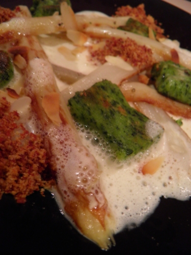 asperges blanches,asperges de malines,jambon ganda,panko,amandes,ail des ours,crème,citron,laurier,farine,parmesan,muscade,beurre clarifié,mimolette