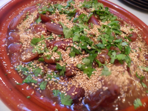 canard,cuisses de canard confites,oignons rouges,cannelle,fond de volaille,vinaigre de xérès,miel,dattes,coriandre,sésame grillé,semoule, cayenne, coriandre en poudre