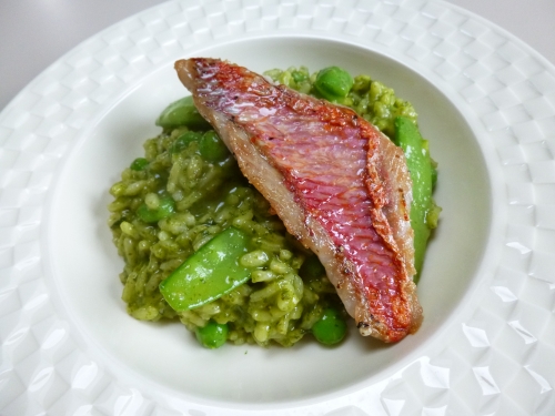 riz arborio,fèves des marais,petits pois,haricots mange-tout,epinards,menthe,coriandre,persil plat,vin blanc,bouillon de volaille,echalote,parmesan,rouget,citron