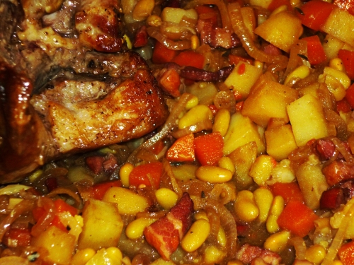 gigot d'agneau,agneau,carottes,oignons,pommes de terre,francelines,ail,lardons fûmés,flageolets,bouquet garni,vin rouge,fond d'agneau,fleur de sel