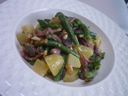 lard salé,gésiers de canard,pommes de terre,haricots princesses,oignons rouges,echalotes,ail,vinaigre de xères,huile de pépins de raisins,huile de noix,persil,moutarde bister,pignons de pin