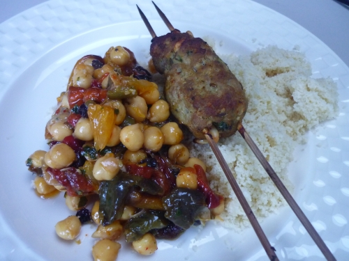 pois chiches,poivrons,oranges,menthe,raisins de corinthe,harissa,coriandre,cumin,amandes,miel,agneau,ras-el-hanout,paprika,pignons de pin