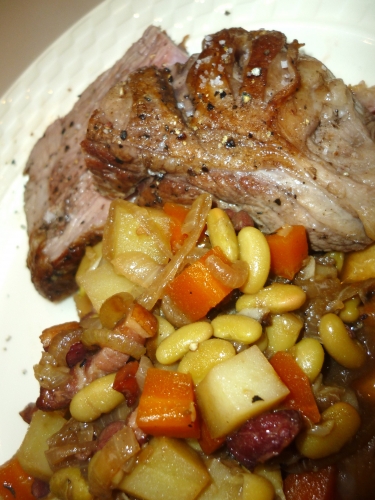 gigot d'agneau,agneau,carottes,oignons,pommes de terre,francelines,ail,lardons fûmés,flageolets,bouquet garni,vin rouge,fond d'agneau,fleur de sel