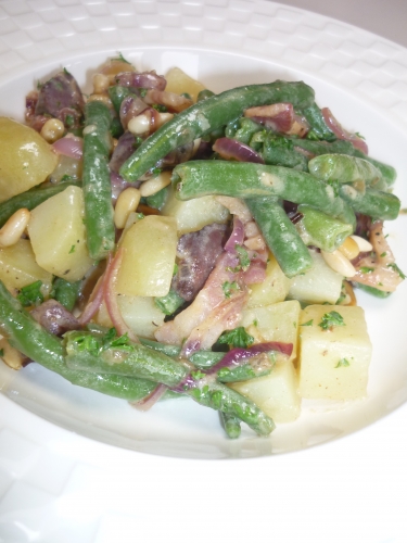 lard salé,gésiers de canard,pommes de terre,haricots princesses,oignons rouges,echalotes,ail,vinaigre de xères,huile de pépins de raisins,huile de noix,persil,moutarde bister,pignons de pin