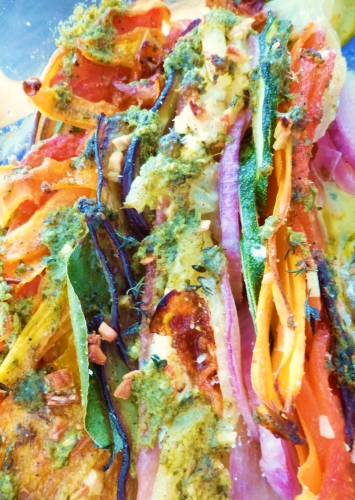 Carottes, Courgettes, Aubergine, Chèvre, Tiroler Speck, Oignon Rouge, Tomate Rouge, Tomate Jaune, Laurier, Thym, Romarin, Parmesan, Ail, Tomates Confites, Pesto 