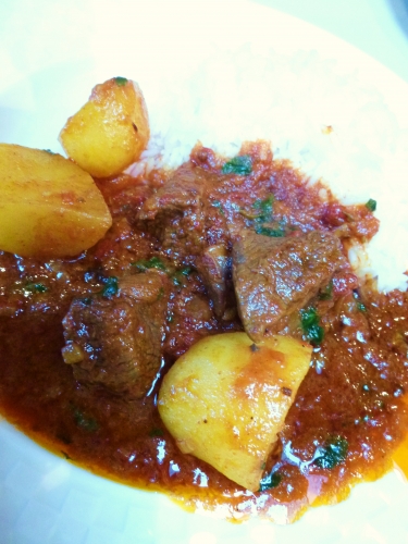 agneau,gigot d'agneau,pommes de terre,coriandre,cumin,graines de fenouil,chili rouge,ghee,oignons,laurier,cannelle,curcuma,garam masala,tomates,piments verts,ail,gingembre,cardamome,girofle,coriandre frais