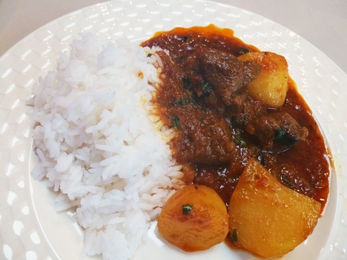 agneau,gigot d'agneau,pommes de terre,coriandre,cumin,graines de fenouil,chili rouge,ghee,oignons,laurier,cannelle,curcuma,garam masala,tomates,piments verts,ail,gingembre,cardamome,girofle,coriandre frais