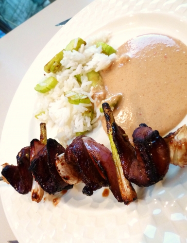 canard,oignons rouges,ail,jeunes oignons,sauce hoisin,sauce soja,miel,vinaigre de riz,gingembre,graines de fenouil,coriandre,concombre,piment oiseau,cacahouètes,ketjap manis,citron vert,lait de coco,huile d'arachiden,riz jasmin