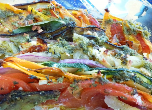 Carottes, Courgettes, Aubergine, Chèvre, Tiroler Speck, Oignon Rouge, Tomate Rouge, Tomate Jaune, Laurier, Thym, Romarin, Parmesan, Ail, Tomates Confites, Pesto 