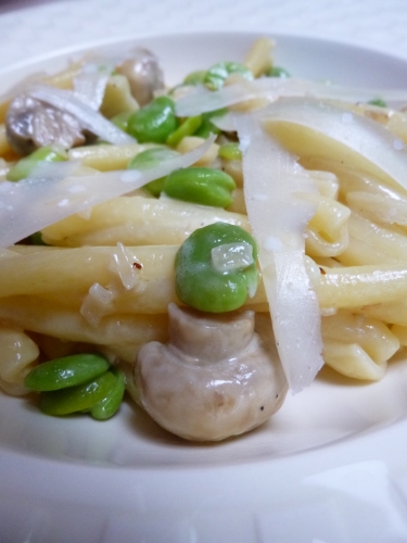 casareccia,fèves des marais,champignons de paris,morilles,bouillon de légumes,sherry sec,crème liquide,crème epaisse,parmesan
