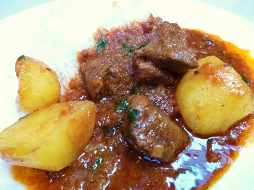 agneau,gigot d'agneau,pommes de terre,coriandre,cumin,graines de fenouil,chili rouge,ghee,oignons,laurier,cannelle,curcuma,garam masala,tomates,piments verts,ail,gingembre,cardamome,girofle,coriandre frais