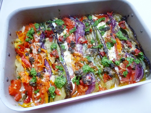carottes,courgettes,aubergine,chèvre,tiroler speck,oignon rouge,tomate rouge,tomate jaune,laurier,thym,romarin,parmesan,ail,tomates confites,pesto