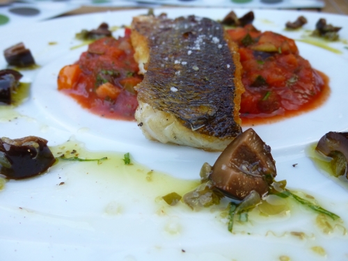 bar,bar de ligne,poudre serenissima de roëllinger,tomates,poivrons,courgettes,aubergine,romarin,thym,marjolaine,origan,ail,huile d'olive,champignons,vin blanc,basilic,olives noires,câpres,zestes de citron,fleur de sel