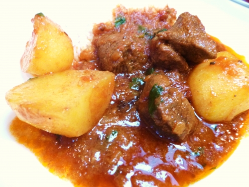 agneau,gigot d'agneau,pommes de terre,coriandre,cumin,graines de fenouil,chili rouge,ghee,oignons,laurier,cannelle,curcuma,garam masala,tomates,piments verts,ail,gingembre,cardamome,girofle,coriandre frais