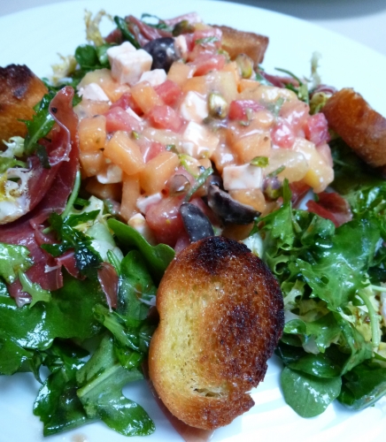 melon,pastèque,pêches,romarin,menthe,frisée,roquette,olives noires,feta,vinaigre balsamique,fleur de sel,crème balsamique,miel d'accacia,poivre cubebe,baguette,jambon de parme,pistaches