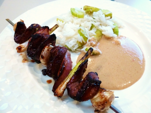 canard,oignons rouges,ail,jeunes oignons,sauce hoisin,sauce soja,miel,vinaigre de riz,gingembre,graines de fenouil,coriandre,concombre,piment oiseau,cacahouètes,ketjap manis,citron vert,lait de coco,huile d'arachiden,riz jasmin