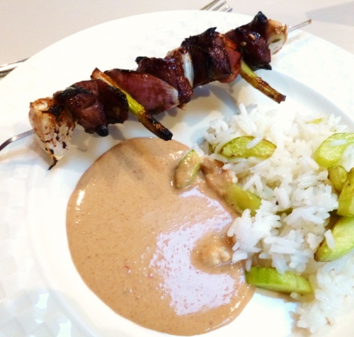 canard,oignons rouges,ail,jeunes oignons,sauce hoisin,sauce soja,miel,vinaigre de riz,gingembre,graines de fenouil,coriandre,concombre,piment oiseau,cacahouètes,ketjap manis,citron vert,lait de coco,huile d'arachiden,riz jasmin