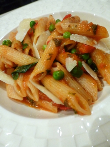 penne,pâtes,tomates,tomates cerises,tomates sèchées,origan,marjolaine,basilic,persil,poivron jaune,poivron rouge,petits pois,piment,bouillon de légumes,paprika doux,ail,citron,thym