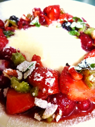 fraises,framboises,mures,groseilles rouges,menthe,céléri vert,noix,amandes,vinaigre balsamique,citron vert,wodka,crème pâtissière,yaourt,crème epaisse,huile de noix,oeufs,vanille