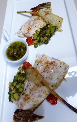 carottes,poireau,céleri,fenouil,vin blanc,ail,thym,laurier,anchois,olives noires,balsamique blanc,huile d'olive,estragon,tomates grappes,basilic,bar de ligne,poudre serenissima