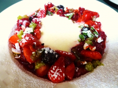 fraises,framboises,mures,groseilles rouges,menthe,céléri vert,noix,amandes,vinaigre balsamique,citron vert,wodka,crème pâtissière,yaourt,crème epaisse,huile de noix,oeufs,vanille