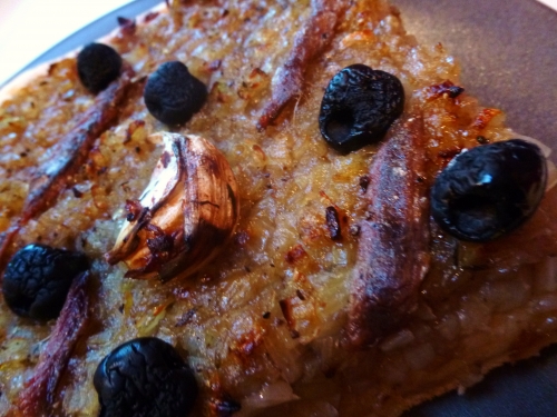 cannelle,girofle,oignons,ail,huile d'olive,pâte à pizza,olives noires,anchois