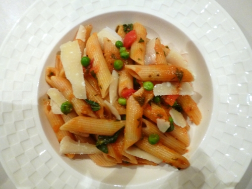 penne,pâtes,tomates,tomates cerises,tomates sèchées,origan,marjolaine,basilic,persil,poivron jaune,poivron rouge,petits pois,piment,bouillon de légumes,paprika doux,ail,citron,thym