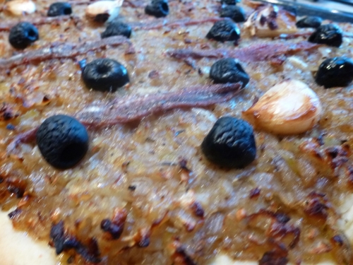 cannelle,girofle,oignons,ail,huile d'olive,pâte à pizza,olives noires,anchois