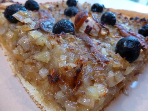 cannelle,girofle,oignons,ail,huile d'olive,pâte à pizza,olives noires,anchois