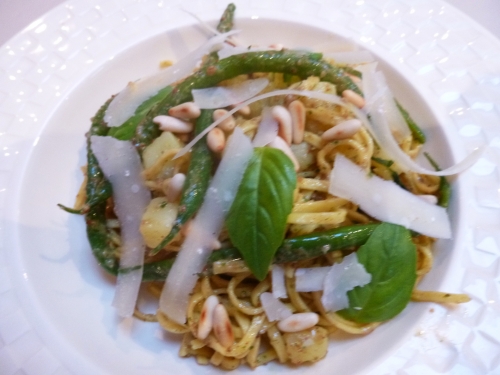 pesto,basilic,pignons de pin,ail,huile d'olive,parmesan,tagliolini,haricots verts,pommes de terre