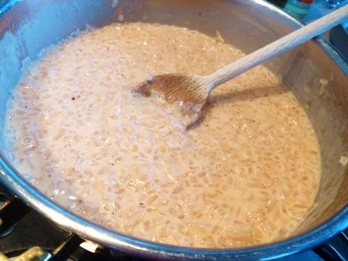 galette au sarrasin,oignons blancs,oignons roses,beurre demi-sel,farine,vinaigre de cidre,bouillon de volaille,crème liquide