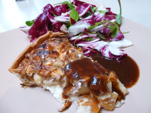 pâte brisée,chèvre frais,pommes,golden,boskoop,miel,miel au thym,thym,noix,amandes,sirop de liège,pruneaux,abricots,sucre,pousses de beterave,radicchio,roquette,rucola,oeuf,crème,vinaigre balsamique,vinaigre de cidre,huile de noix