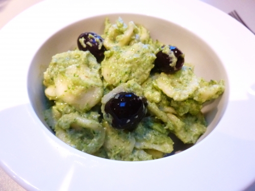 orechiette,brocolis,anchois,câpres,ail,huile d'olive,olives noires