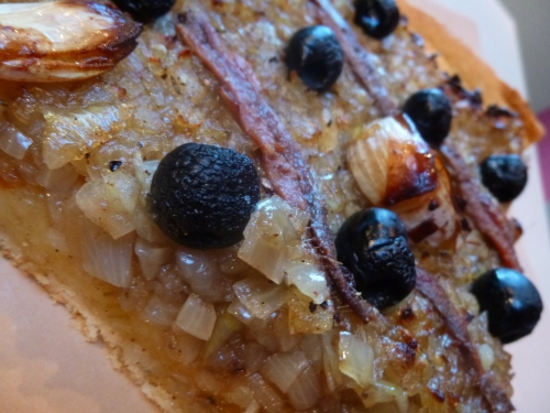 cannelle,girofle,oignons,ail,huile d'olive,pâte à pizza,olives noires,anchois